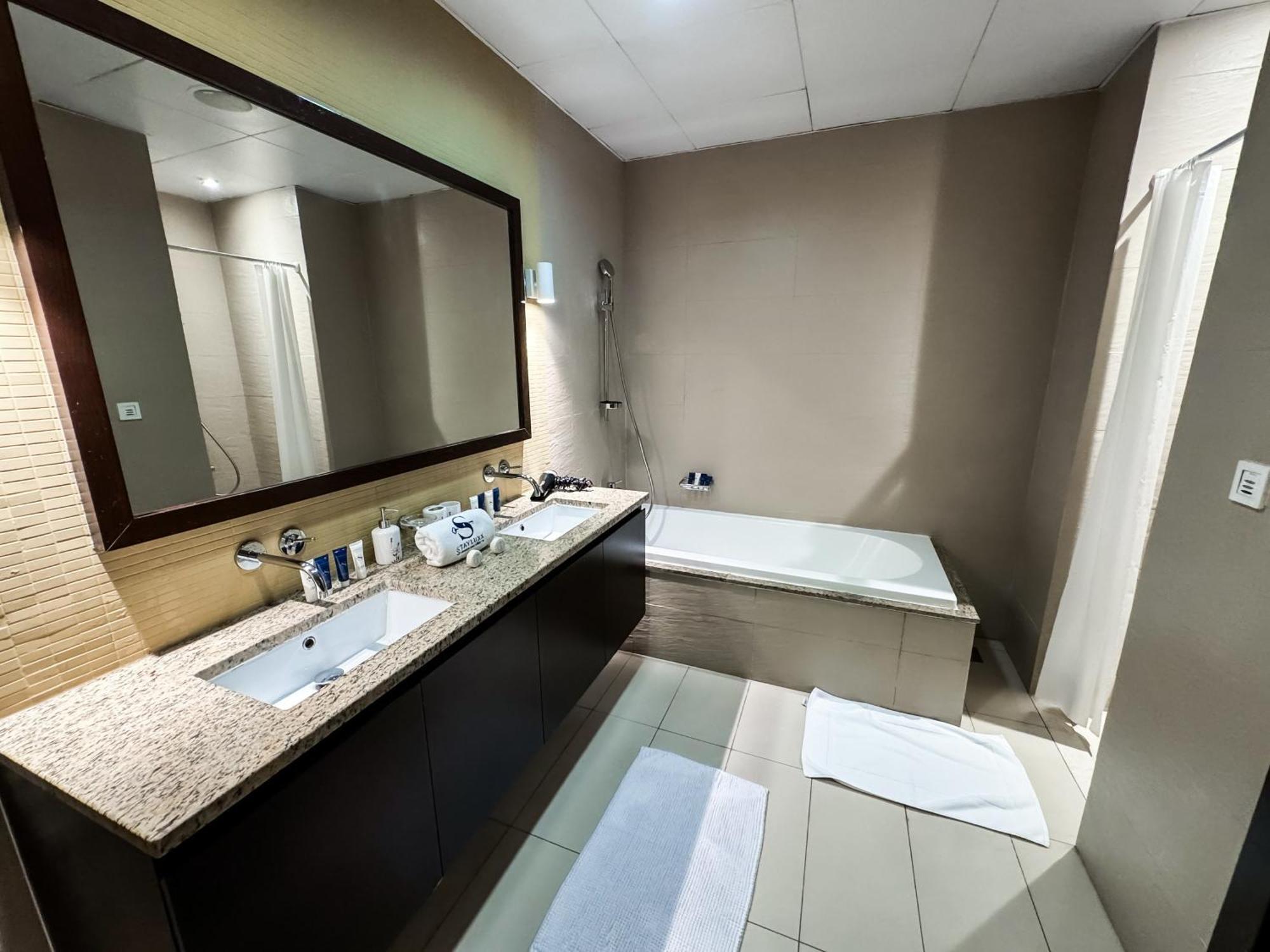 Modern Beachfront 1Br Apartment - Tiara Residence Dubaj Kültér fotó