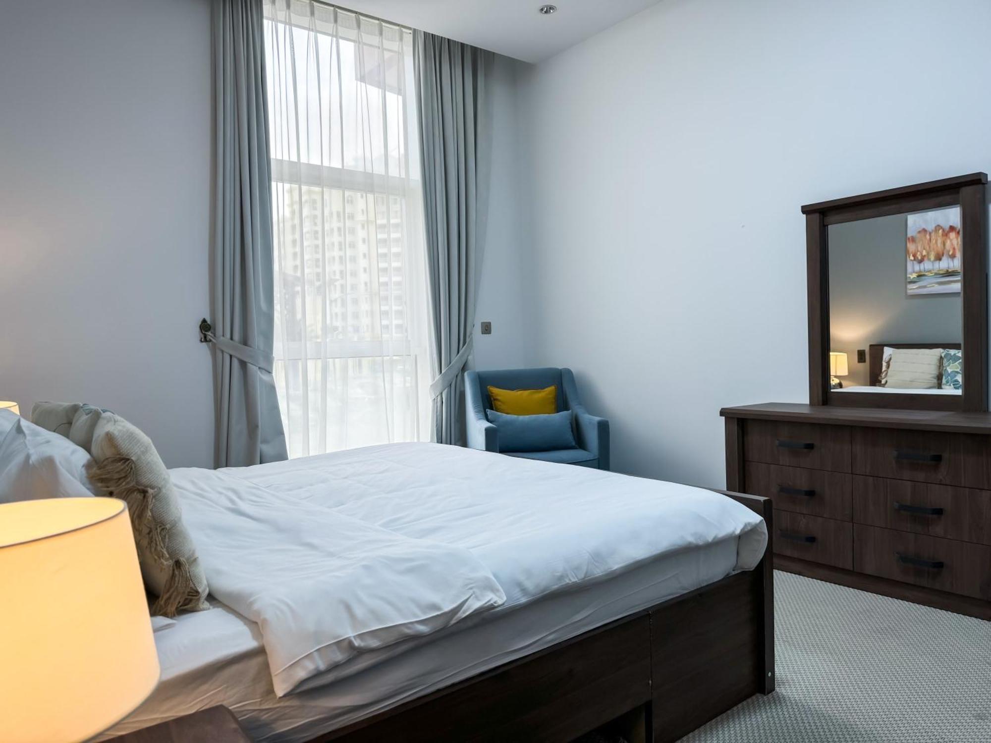 Modern Beachfront 1Br Apartment - Tiara Residence Dubaj Kültér fotó